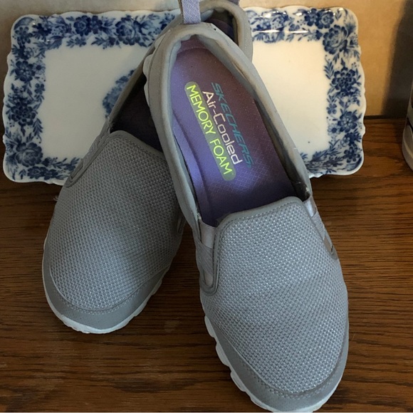 Skechers Air Cooled Memory Foam Slip-Ons Size 7 - Picture 3 of 9